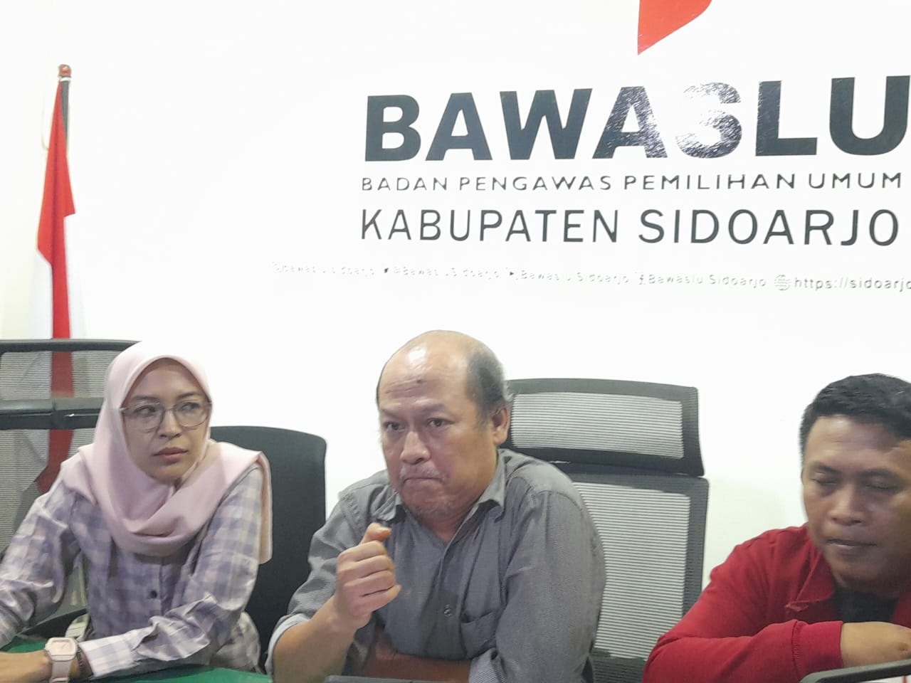 PENINDAKAN: Ketua Bawaslu Sidoarjo, Agung Nugraha (tengah) saat lakukan konferensi pers. (M SAIFUL ROHMAN/RADAR SIDOARJO)
