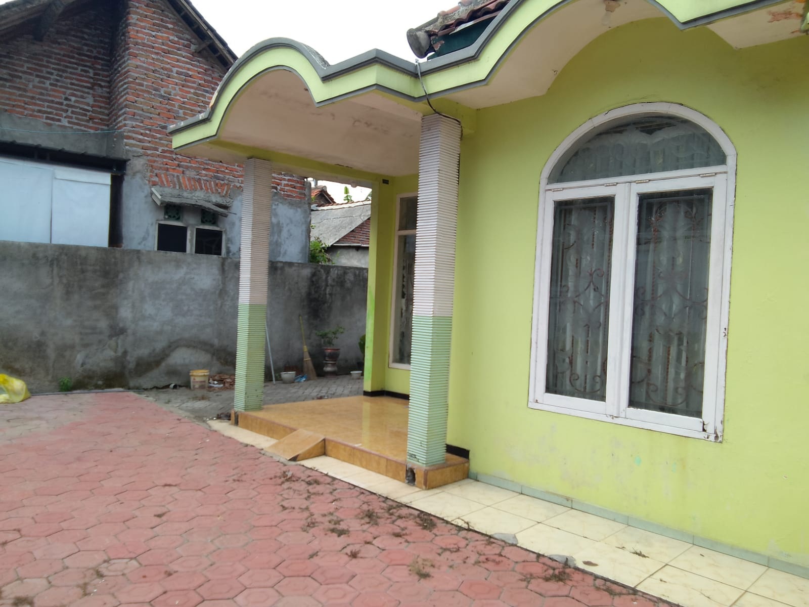 RUSAK : Rumah korban yang dilempari genteng. (DIKY PUTRA SANSIRI/RADAR SIDOARJO)  &nbsp;