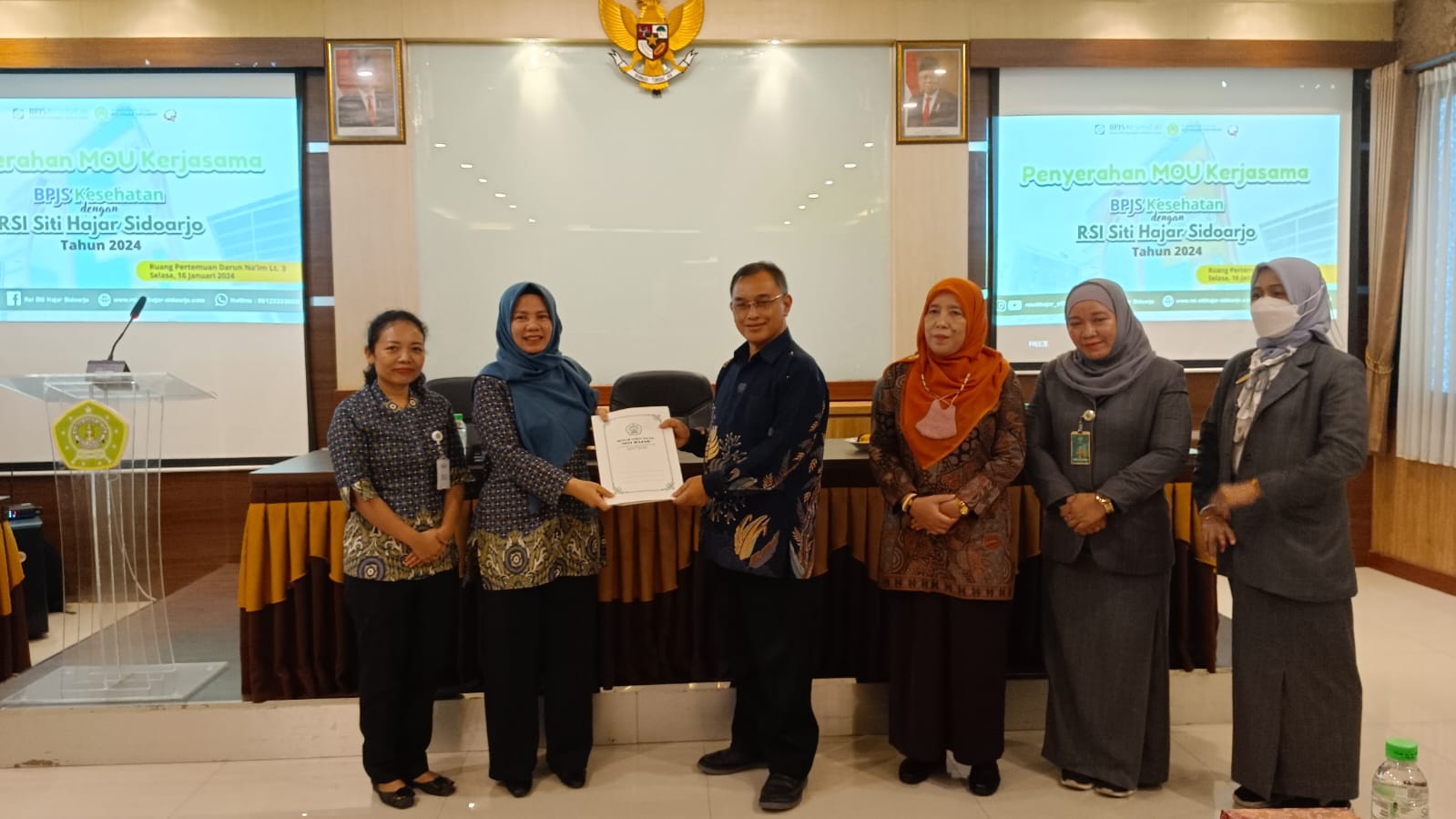 KERJA SAMA: Direktur RSI Siti Hajar Zulfikar Asad usai tanda tangani kesepakatan dengan Kepala BPJS Kesehatan Sidoarjo, Yessy Novita. (M SAIFUL ROHMAN/RADAR SIDOARJO)
