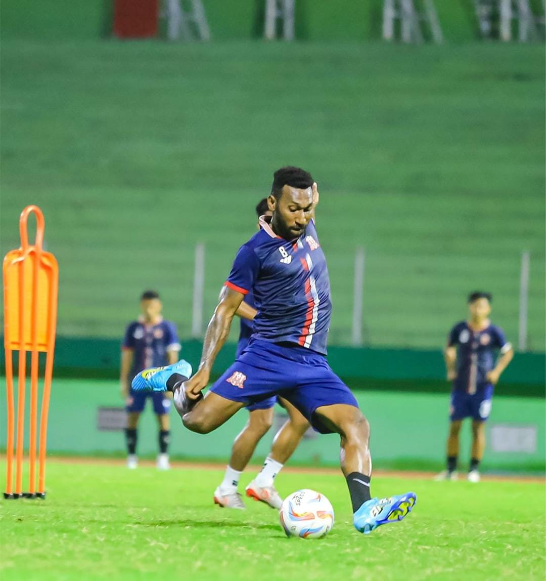 FOKUS: Pemain Deltras Sidoarjo Patrich Wanggai. (IST)