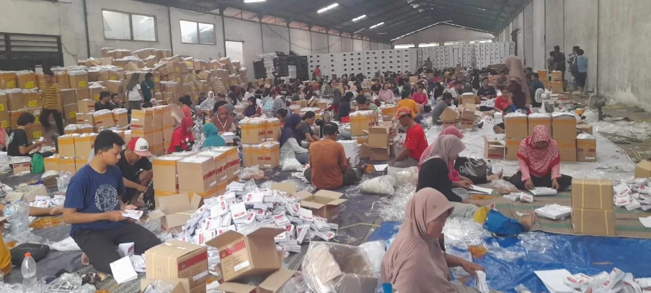 PERSIAPAN: Pelipatan surat suara di gudang KPU Sidoarjo beberapa waktu lalu. (M SAIFUL ROHMAN/RADAR SIDOARJO)