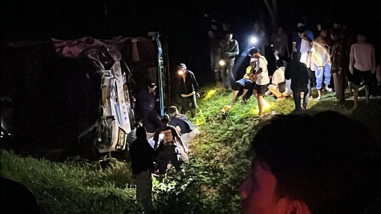 EVAKUASI: Kondisi bus rombongan SMAN 1 yang alami kecelakaan. (IST)