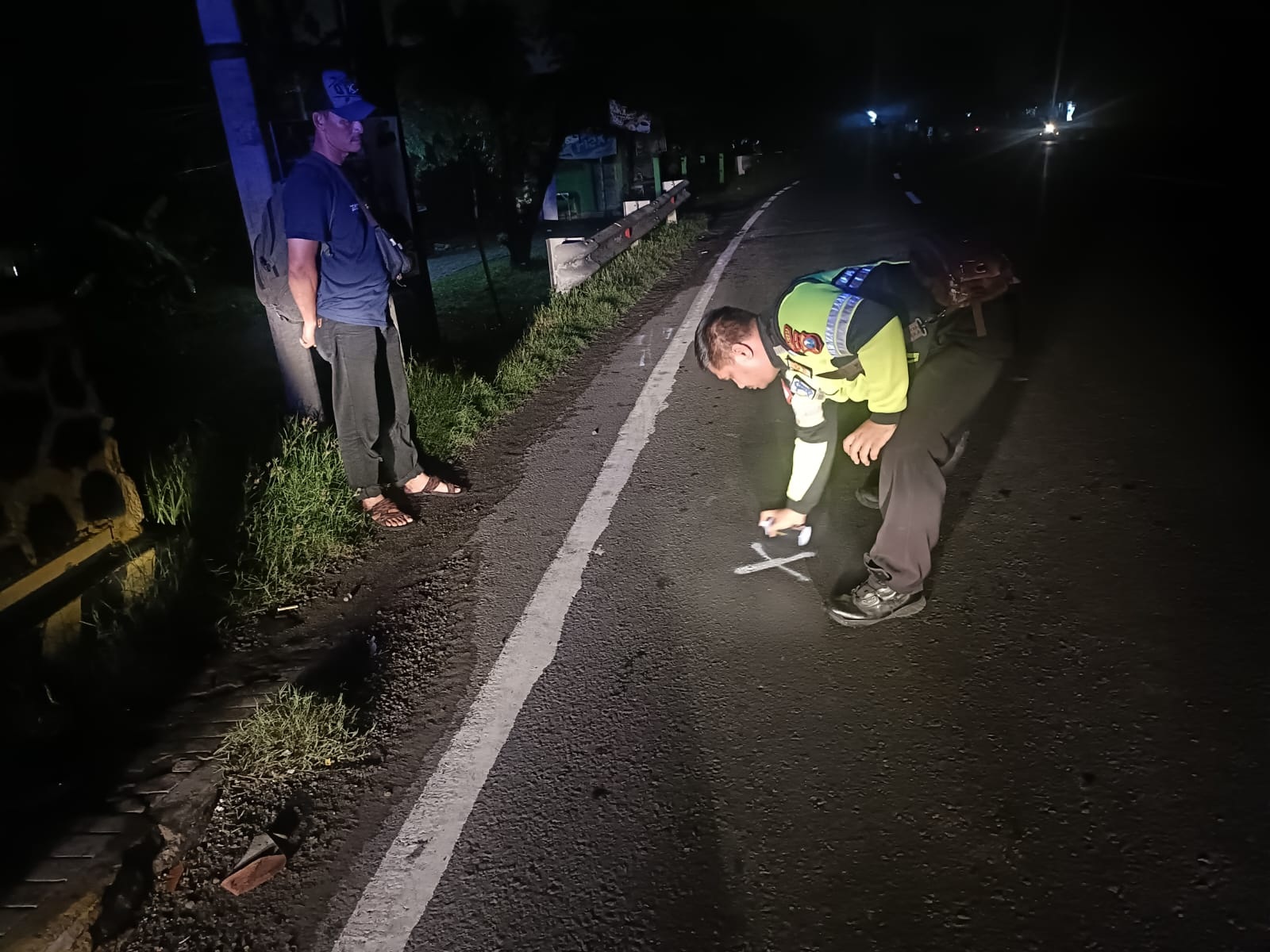 NAHAS : Polisi sedang olah TKP di Balongbendo. (IST)