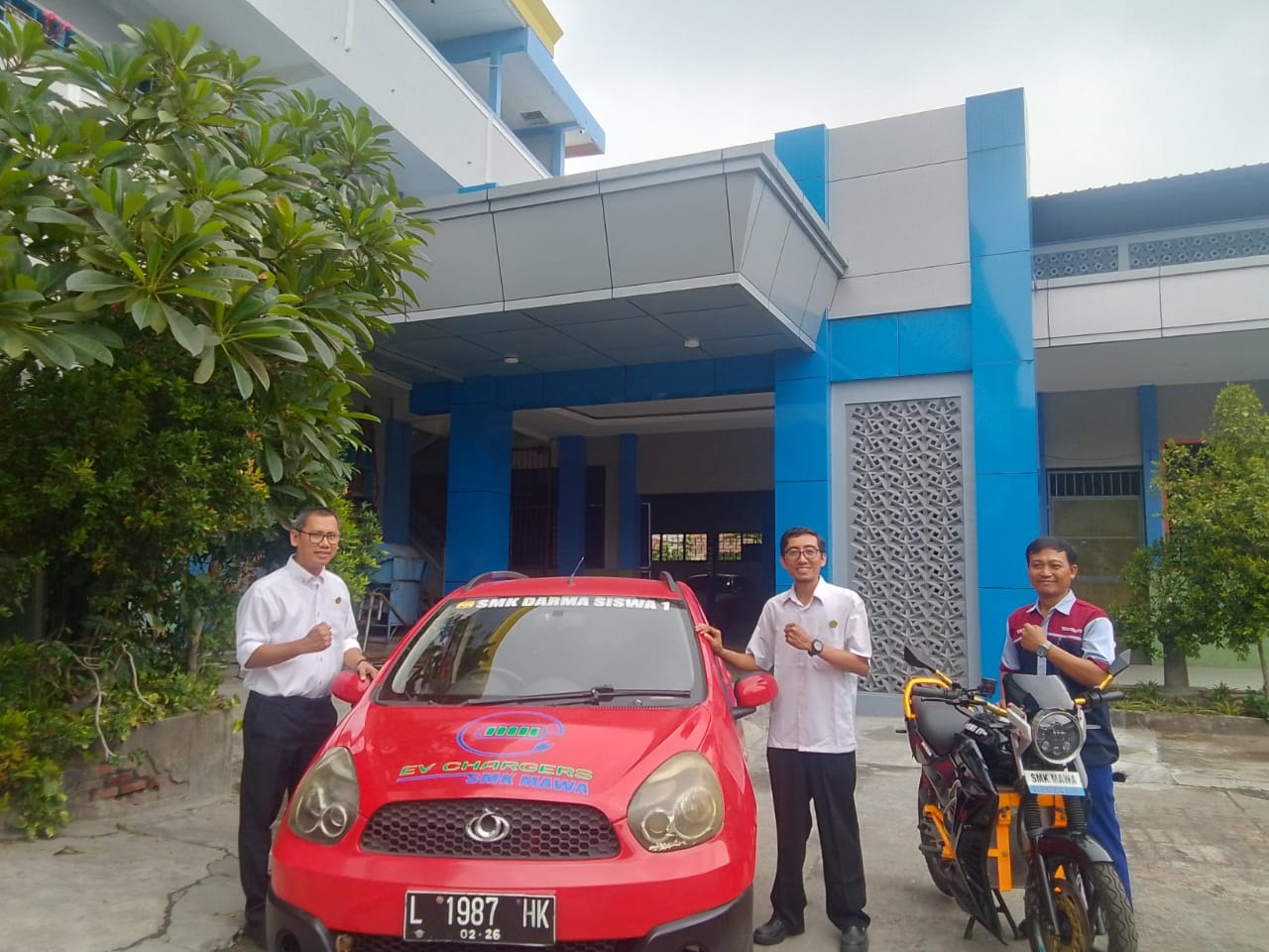 ISTIMEWA : Mobil listrik dan motor listrik karya siswa SMK Mawa 1. (DIKY PUTRA SANSIRI/RADAR SIDOARJO)