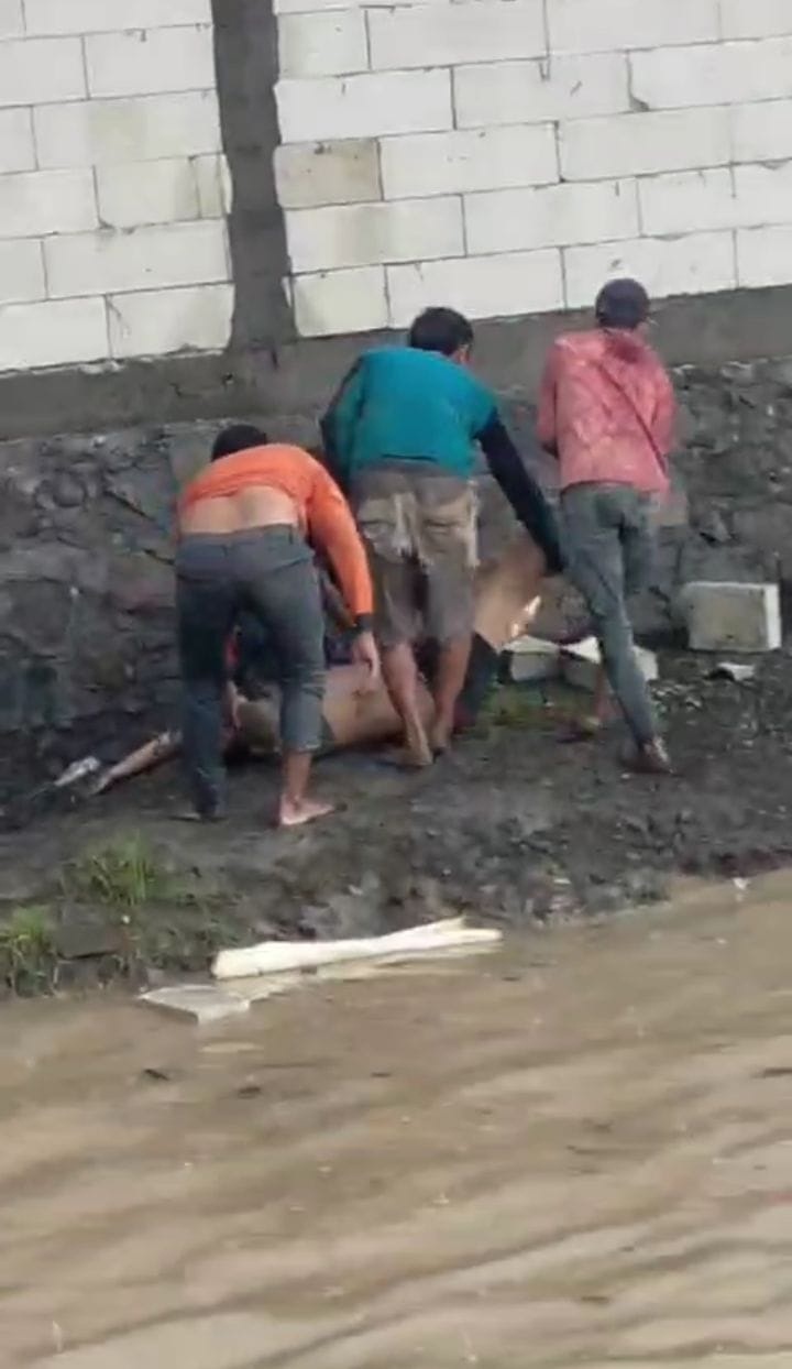 EVAKUASI : Pekerja proyek saat berupaya menyelamatkan korban tenggelam. (IST)