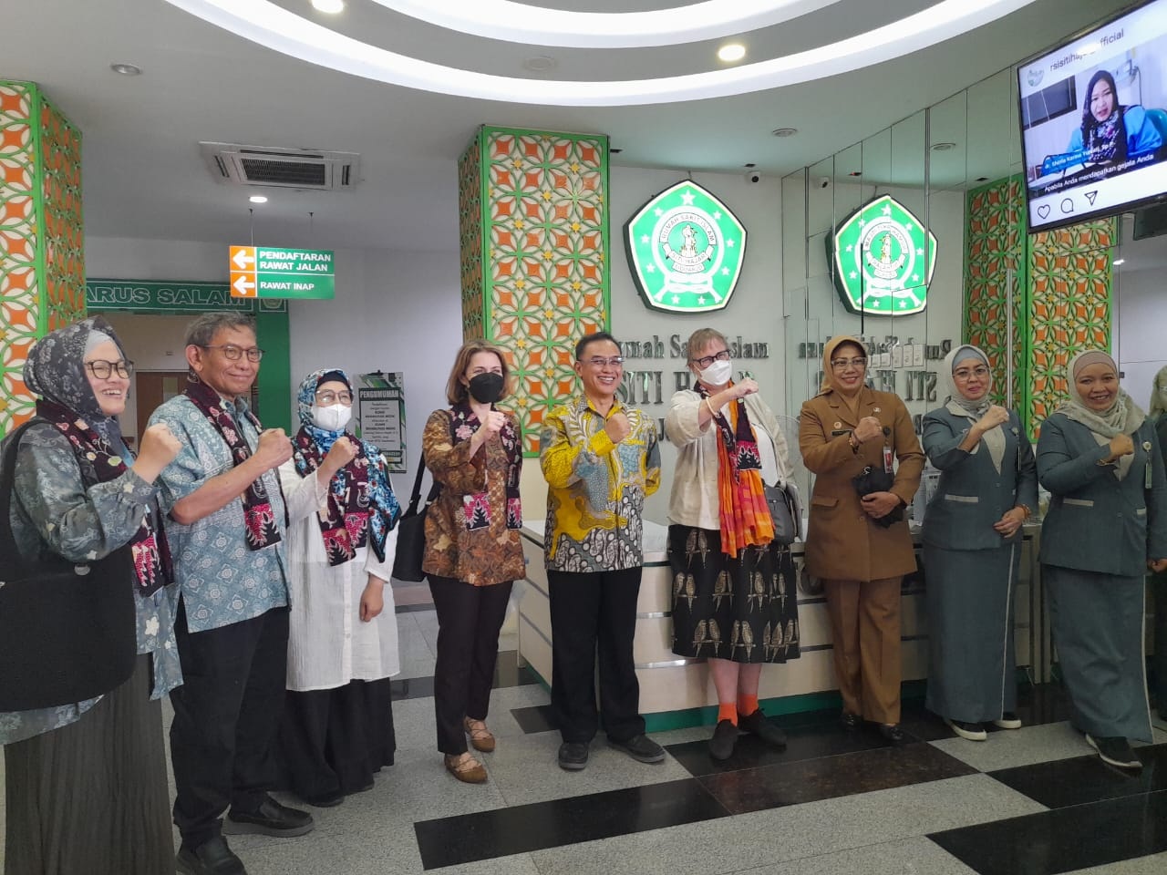 KOMPAK: Rombongan USAID berkunjung ke RSI Siti Hajar Sidoarjo. (M SAIFUL ROHMAN/RADAR SIDOARJO)