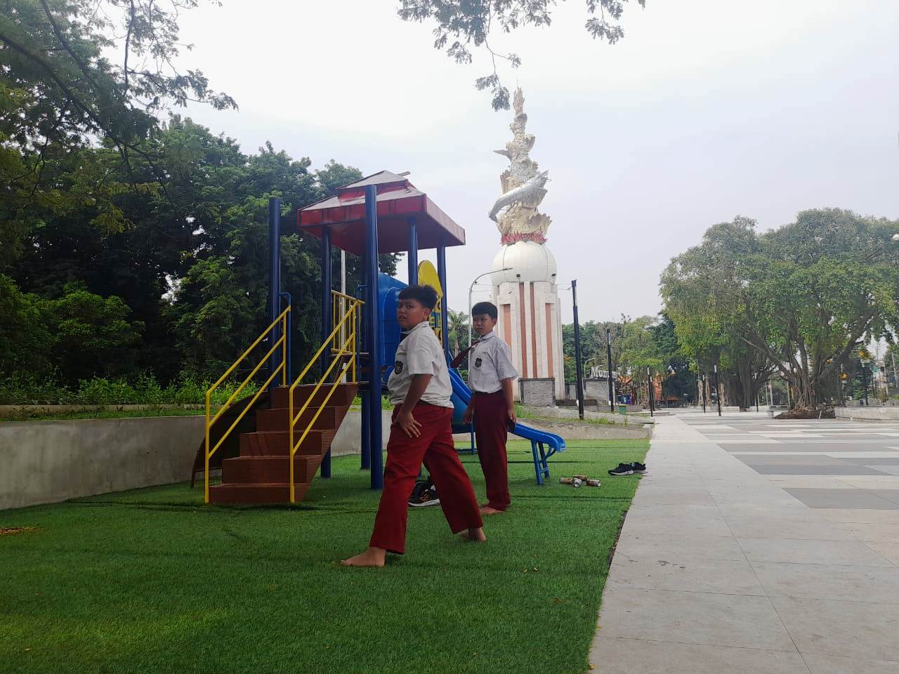 NYAMAN: Kawasan Alun-alun Sidoarjo usai direnovasi. (M SAIFUL ROHMAN/RADAR SIDOARJO)
