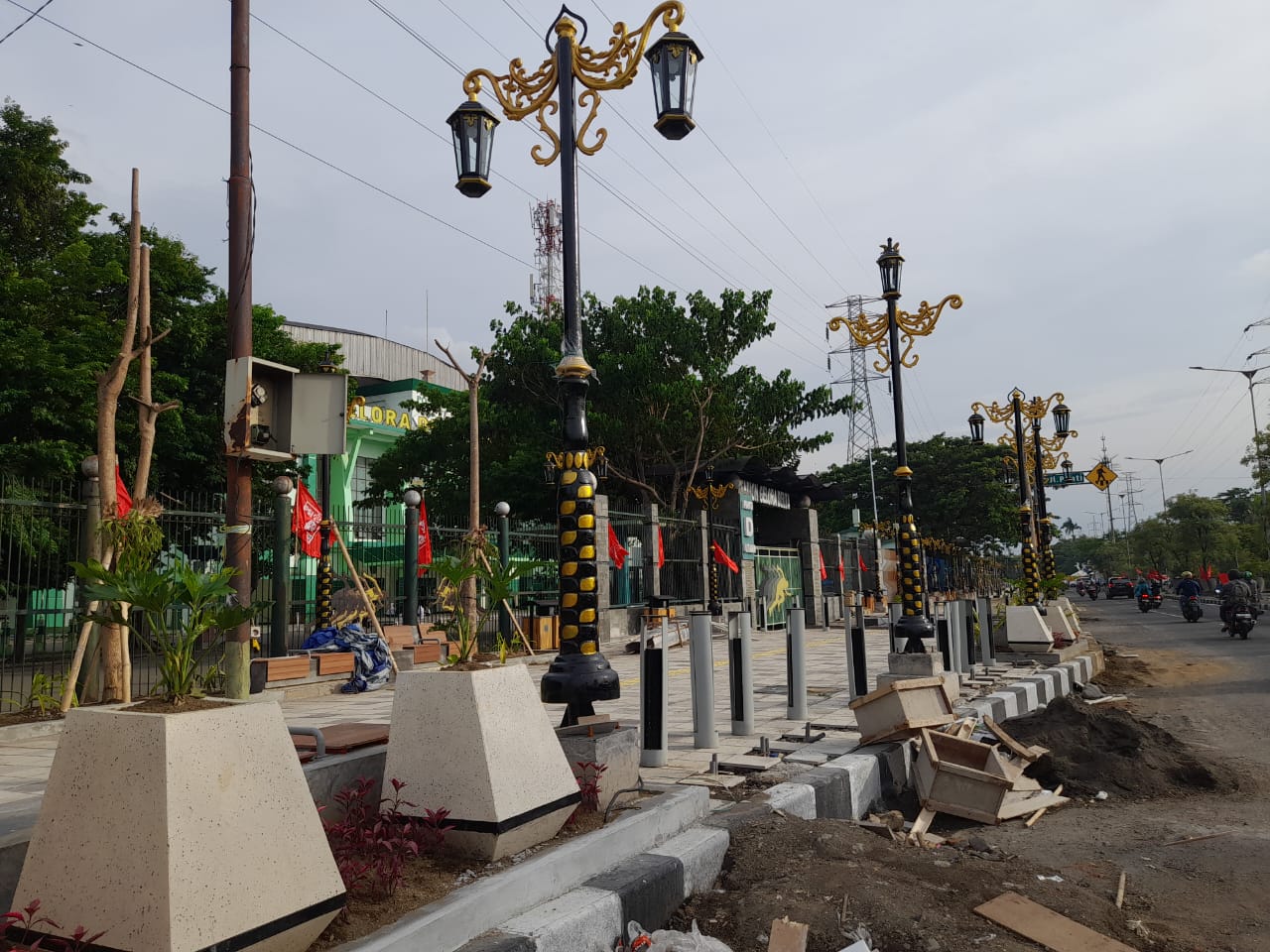 BELUM TUNTAS: Kondisi trotoar GOR Sidoarjo masih banyak material bangunan yang berserakan. (M SAIFUL ROHMAN/RADAR SIDOARJO)