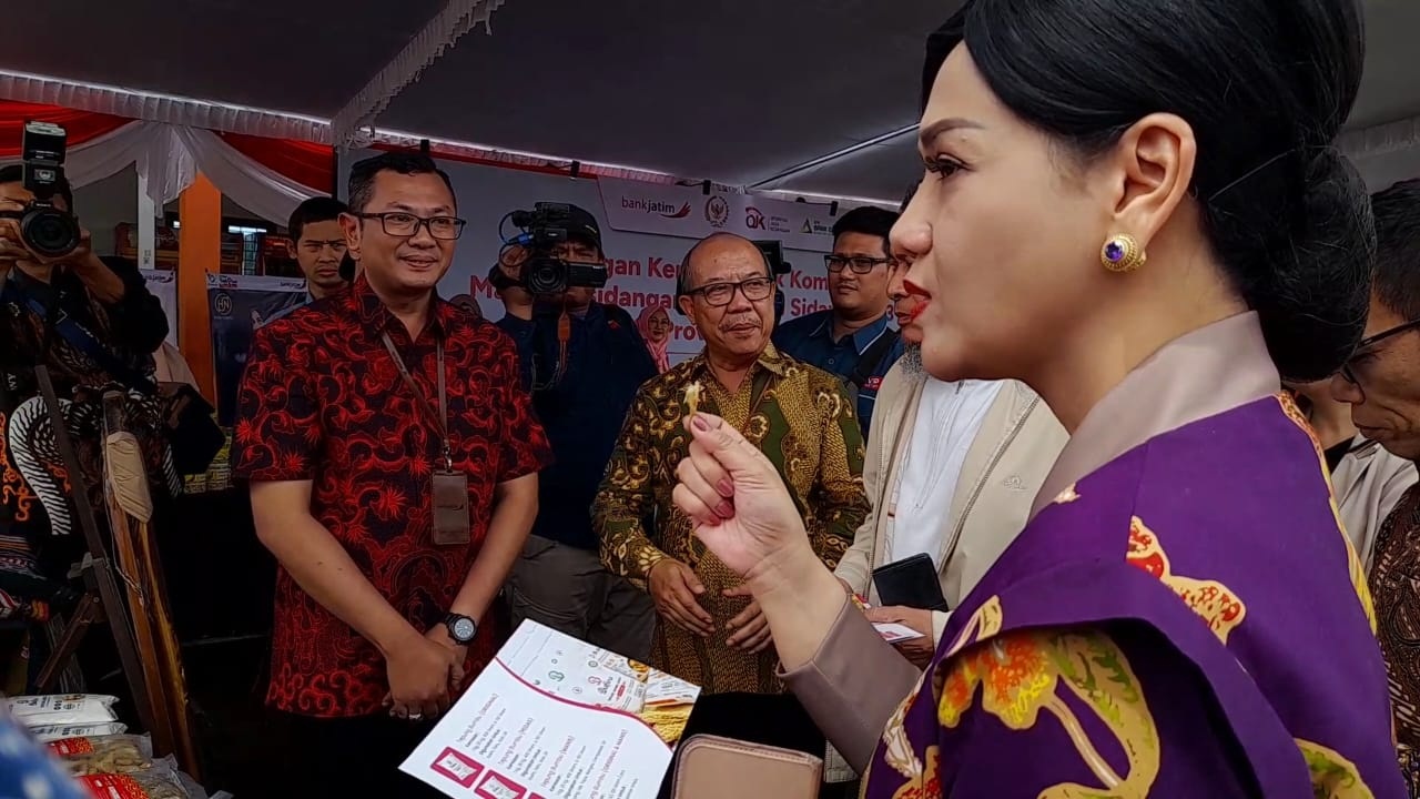 TINJAU: Kepala Eksekutif Pengawas Perilaku Pelaku Usaha Jasa Keuangan, Edukasi dan Pelindungan Konsumen OJK, Friderica Widyasari Dewi (kanan).&nbsp;(M SAIFUL ROHMAN/RADAR SIDOARJO)