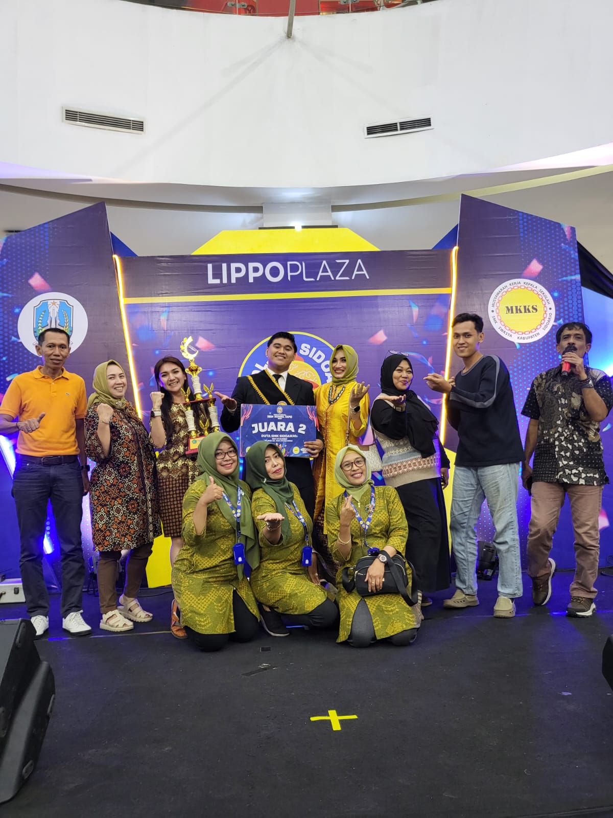 FOTO BERSAMA: Moch Rayhan Al Faza Bachtiar yang meraih prestasi Duta SMK Sidoarjo juara rynner-up bersama dewan guru SMK Airlangga Sidoarjo. (IST)