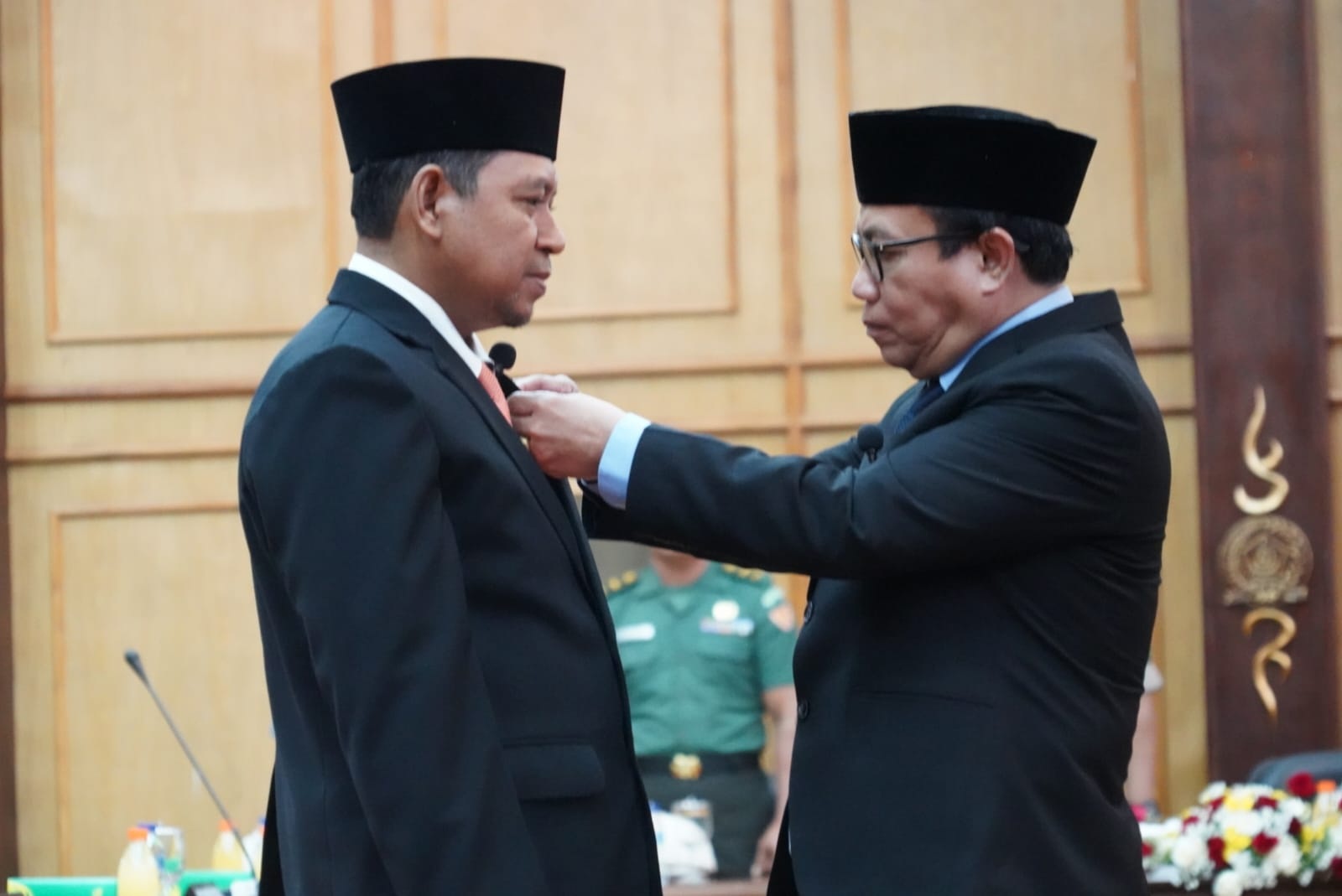 SAH: Ketua DPRD Sidoarjo Usman menyematkan pin sebagai tanda anggota DPRD kepada Anang Ma