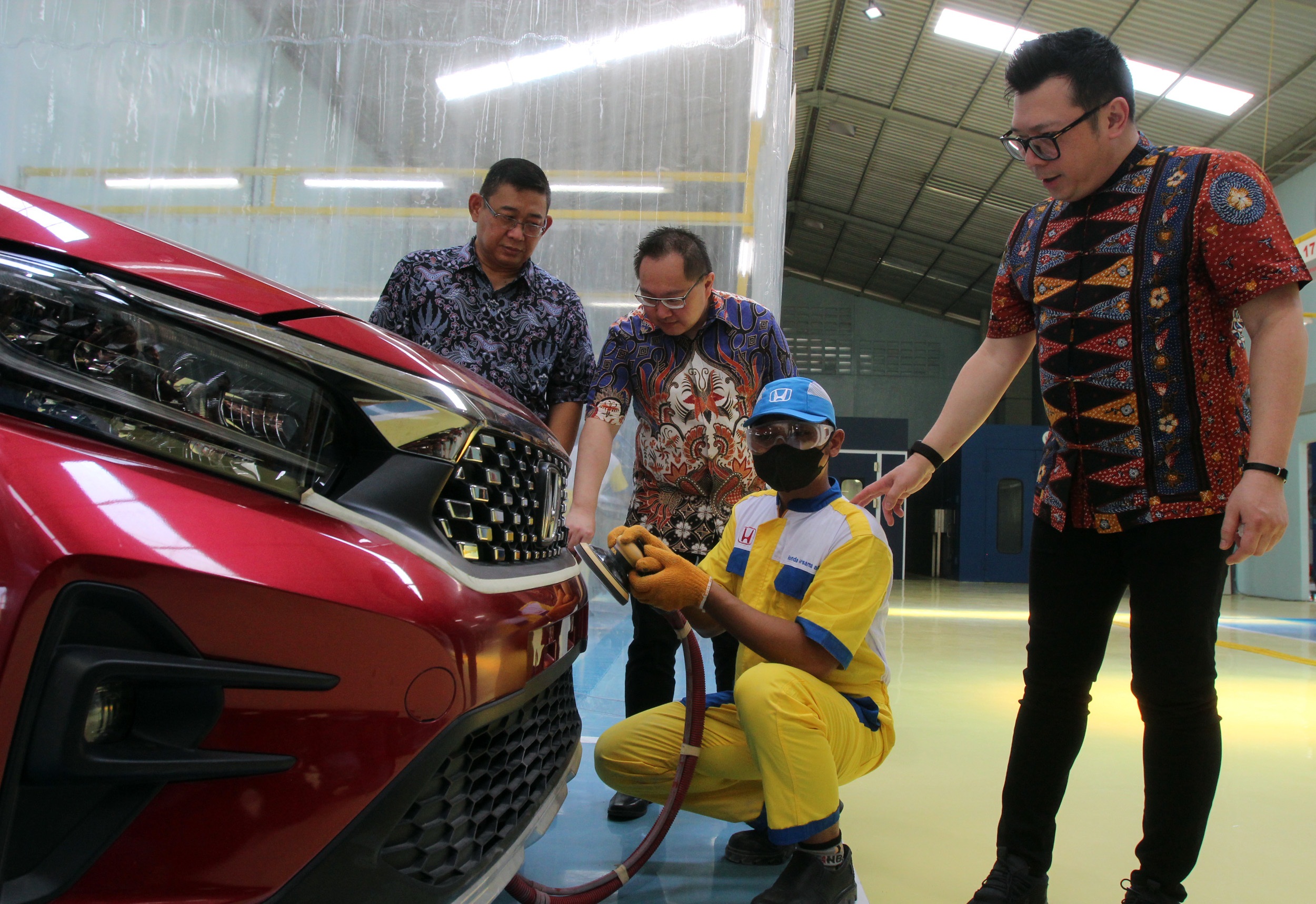 PELAYANAN: Direktur Honda Surabaya Center (HSC), Wendy Miharja (kanan) bersama William Saputra Marketing & After Sales Service Manager Honda Surabaya Center (kiri).  (ABDULLAH MUNIR/RADAR SURABAYA)