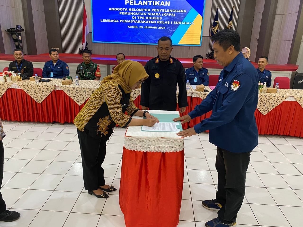 NETRAL: 42 anggota KPPS dilantik di Lapas Porong. (IST)
