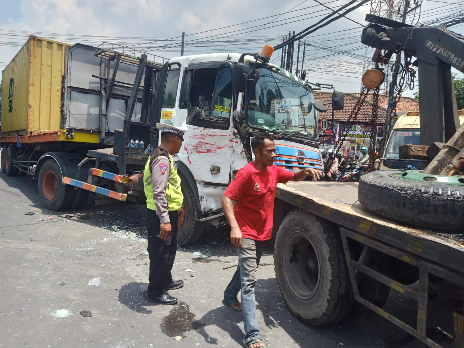 RINGSEK : Kondisi truk dievakuasi usai kecelakaan. (IST)