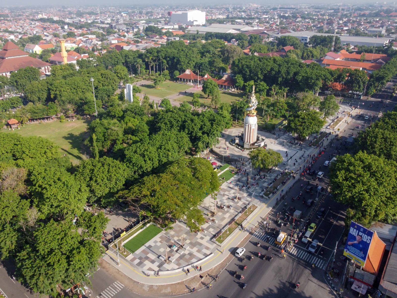SEMAKIN NYAMAN: Alun-alun sisi timur yang sudah direvitalisasi oleh Pemkab Sidoarjo.&nbsp;(FOTO: HUMAS PEMKAB SIDOARJO)