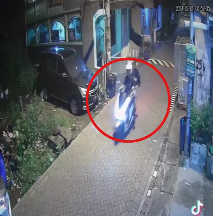 TEREKAM: Terduga pelaku curanmor saat menjalankan aksinya. (DIKY PUTRA SANSIRI/RADAR SIDOARJO)