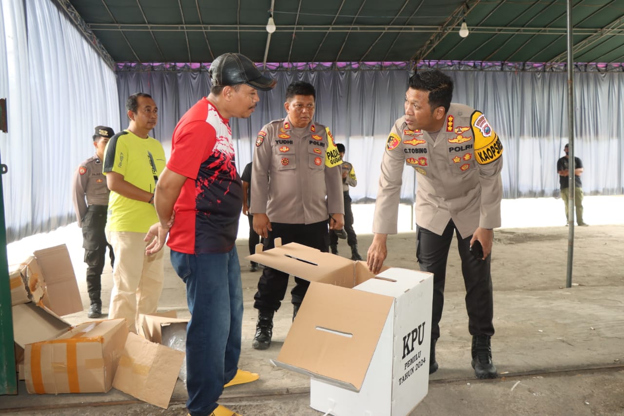 SIAGA: Kapolresta Sidoarjo Kombes Pol Christian Tobing saat mengecek di gudang penyimpanan logistik Pemilu. (IST)