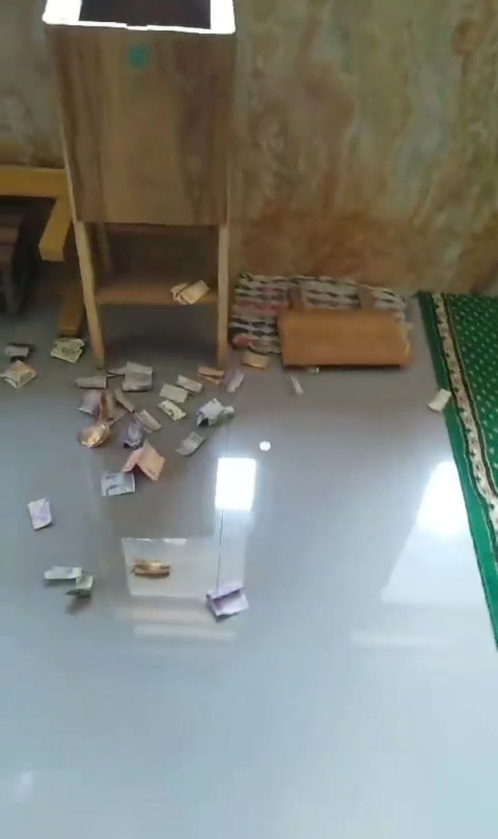 NEKAT: Kondisi uang di kotak amal berserakan. (IST)