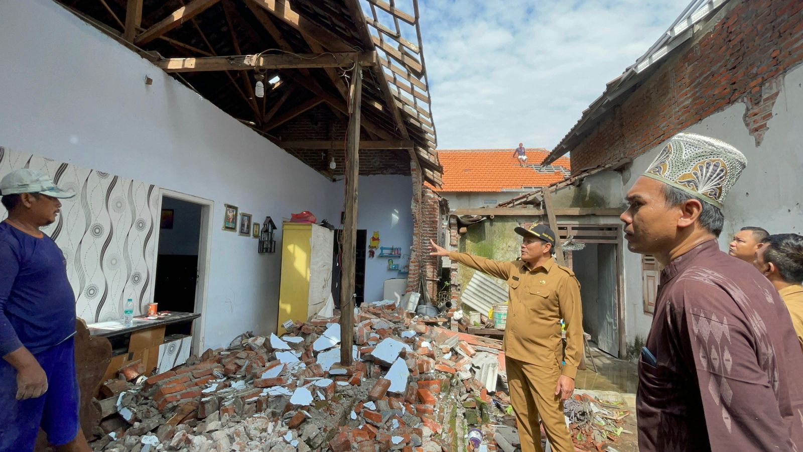 MUSIBAH: Wakil Bupati Sidoarjo Subandi saat mengunjungi bangunan rusak di Desa Wonokerto, Kecamatan Prambon. (M SAIFUL ROHMAN/RADAR SIDOARJO)