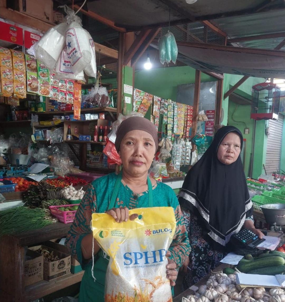 TERSALURKAN: Beras yang didistribusikan Bulog dalam program SPHP. (IST)