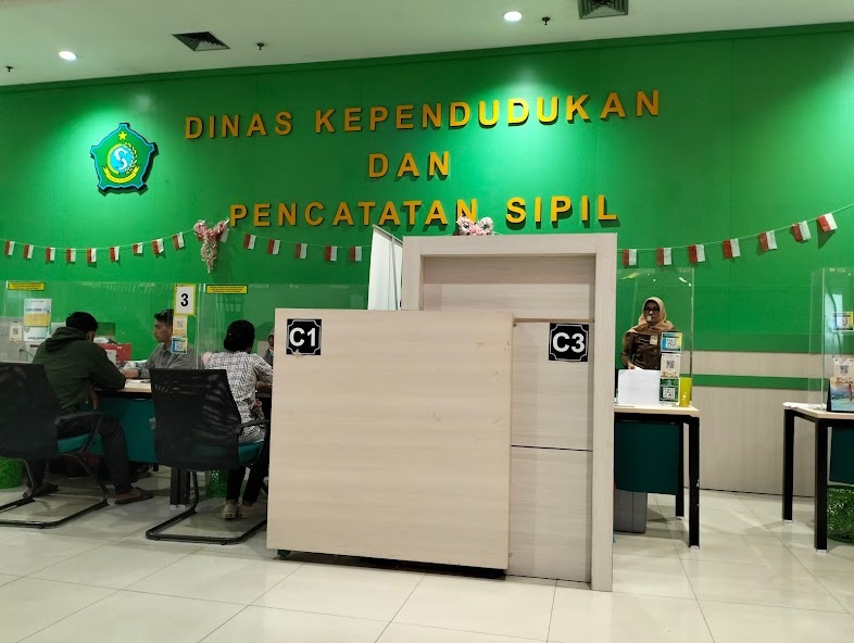 TETAP MELAYANI: Pelayanan Dispendukcapil untuk perekaman e-KTP dan aktivasi IKD di MPP Sidoarjo. (IST)