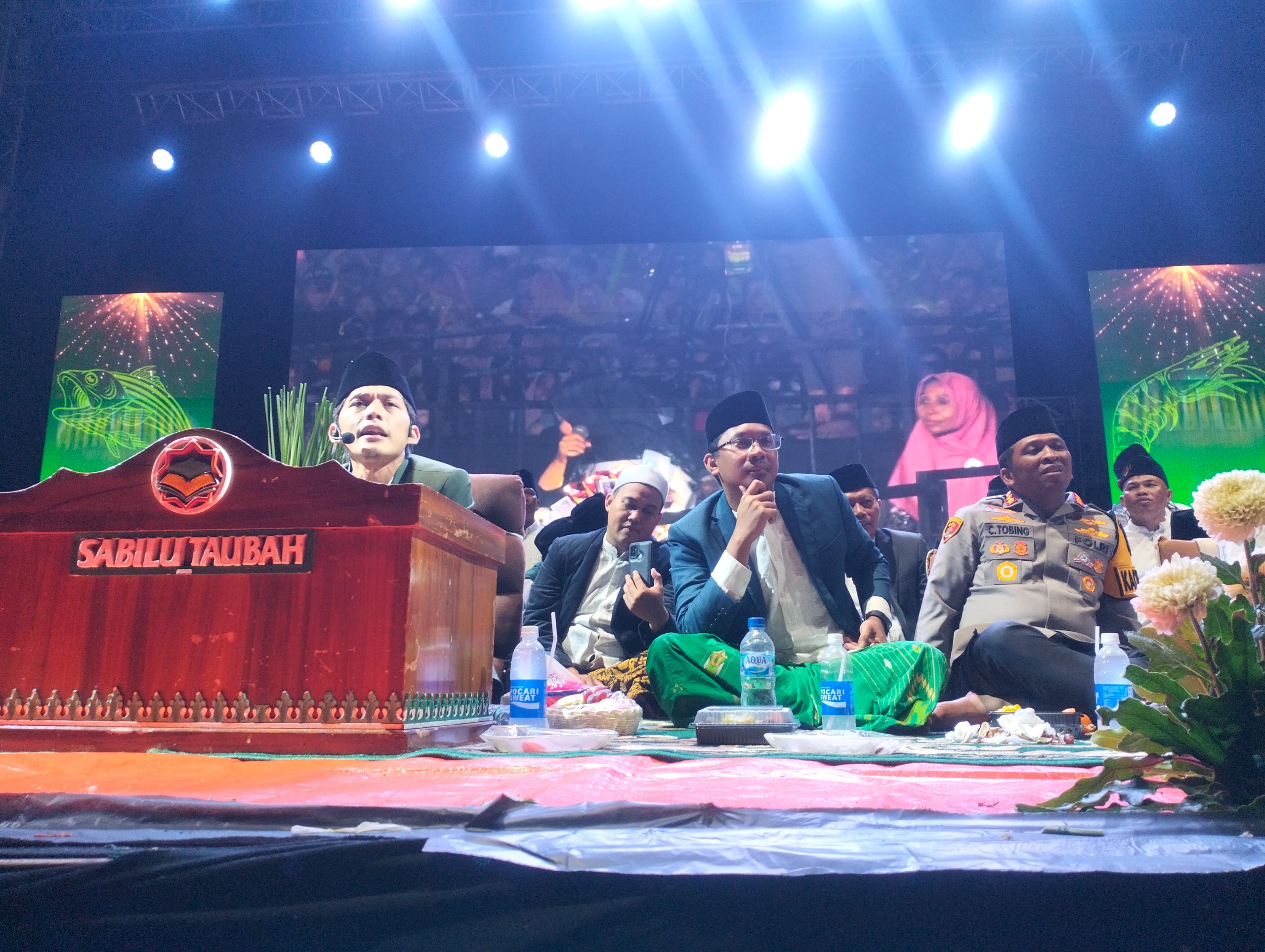 TAUSIAH: Gus Iqdam bersama Bupati Sidoarjo Ahmad Muhdlor.&nbsp;