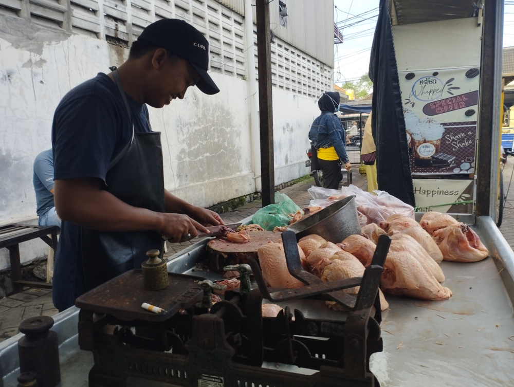 NAIK LAGI: Salah satu pedagang ayam di pasar tradisional di Sidoarjo. (ANNISA FIRDAUSI/RADAR SIDOARJO)