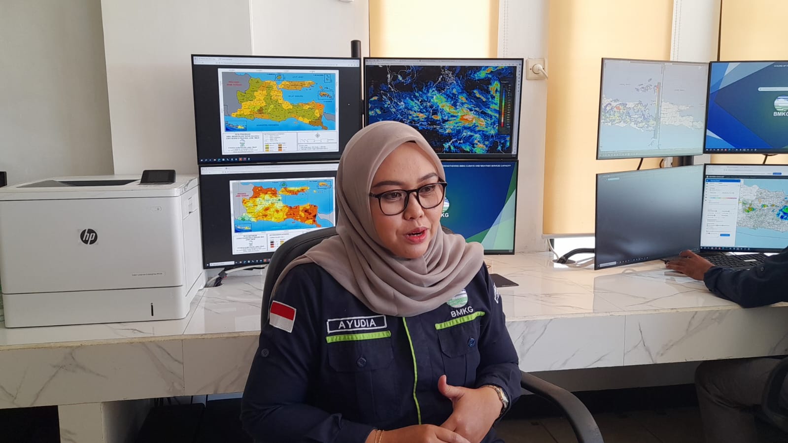 PREDIKSI: Pengamat Meteorologi dan Geofisika (PMG) Madya BMKG Juanda, Swasti Ayudia Priyatmayanti. (M SAIFUL ROHMAN/RADAR SIDOARJO)