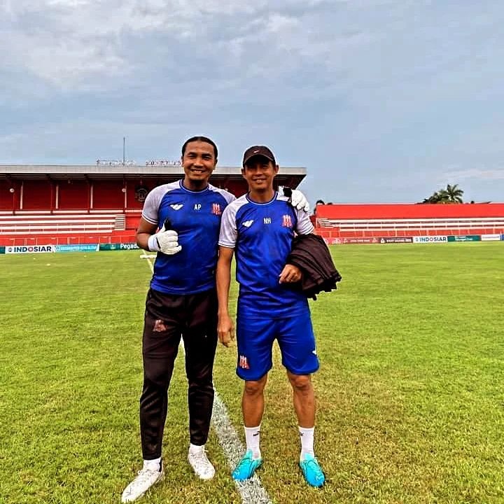 HENGKANG: Eks Pelatih Kiper Deltras Sidoarjo, Agung Prasetyo (kiri). (IST)