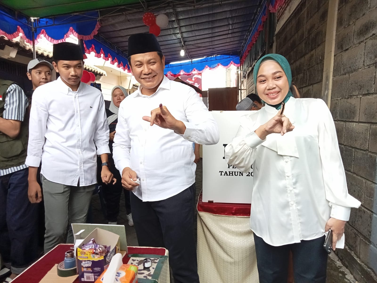 NYOBLOS: Wakil Bupati Sidoarjo Subandi bersama istri Sriatun dan putranya Rafi Wibisono menggunakan hak suaranya di TPS 04, Desa Pabean, Kecamatan Sedati.