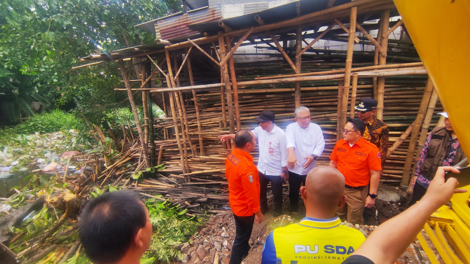 CEGAH BANJIR: Plh Gubernur Jawa Timur Adhi Karyono saat sidak di Kali Buntung Kecamatan Waru. (M SAIFUL ROHMAN/RADAR SIDOARJO)