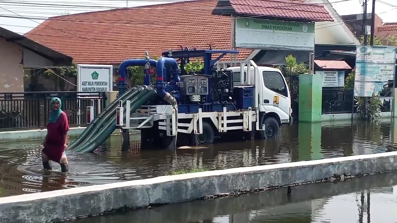 TERGENANG: Rumah dan sekolah di dua desa Kecamatan Tanggulangin terendam banjir hingga mengganggu aktivitas warga. (M SAIFUL ROHMAN/RADAR SIDOARJO)