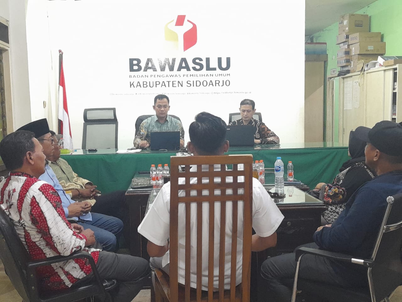 MINTA KETERANGAN: 10 Kades di Kecamatan Buduran diperiksa Bawaslu Sidoarjo. (M SAIFUL ROHMAN/RADAR SIDOARJO)