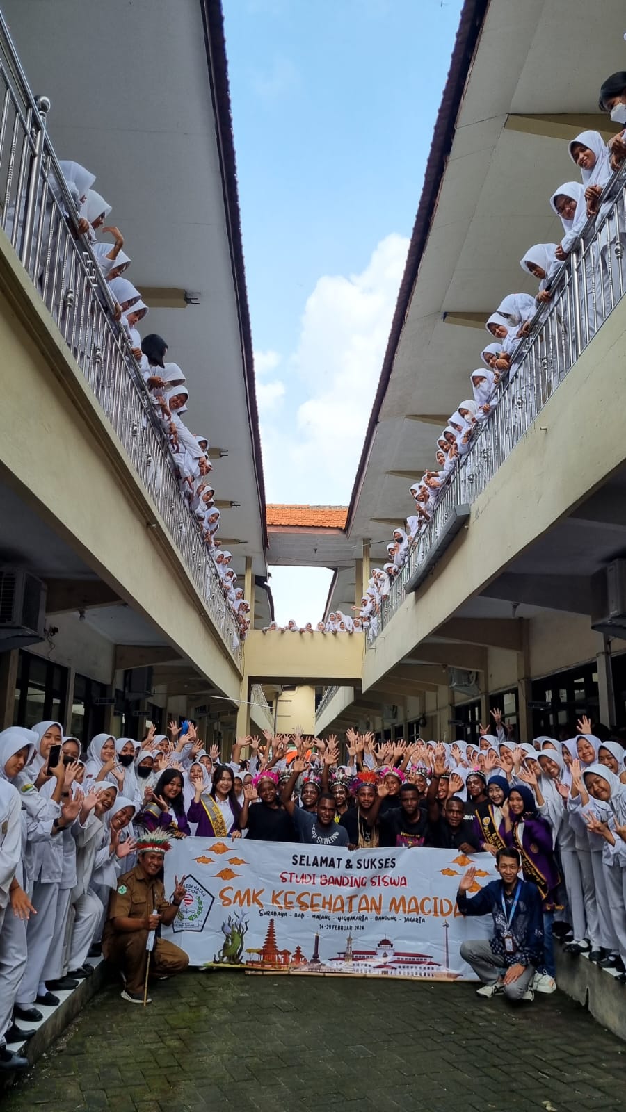 STUDI BANDING: Kepala SMK Mitra Sehat Mandiri Sidoarjo Apt. Andri Priyoherianto, S. Farm., M. Si (kiri duduk) menerima kunjungan dari SMK Kesehatan Macida Nabire Papua.