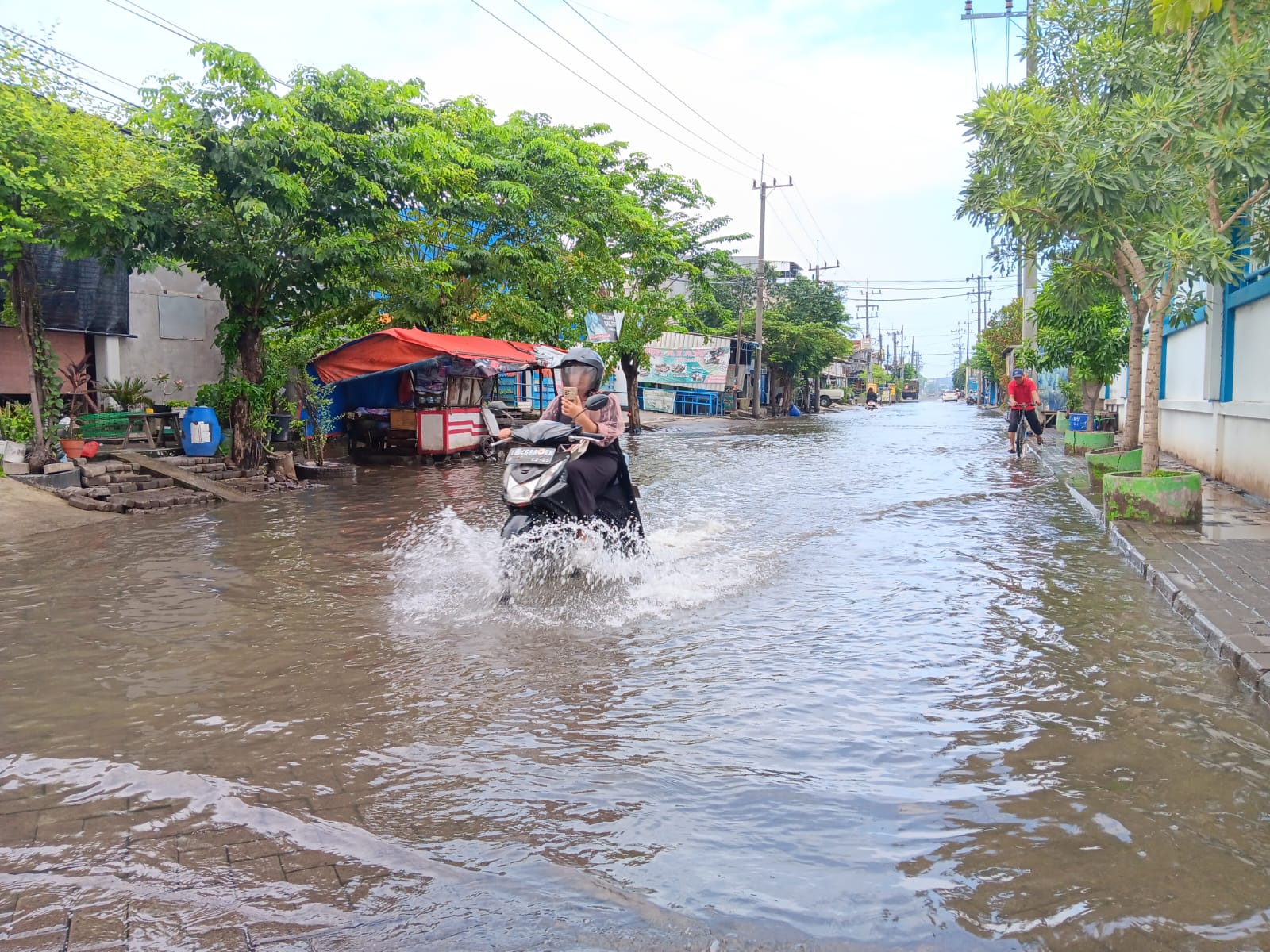 DIKELUHKAN: Banjir di Tambaksawah, Waru tak kunjung surut. (M SAIFUL ROHMAN/RADAR SIDOARJO)