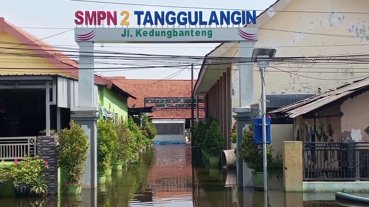 TERDAMPAK: SMPN 2 Tanggulangin terus kebanjiran saat musim hujan. (M SAIFUL ROHMAN/RADAR SIDOARJO)