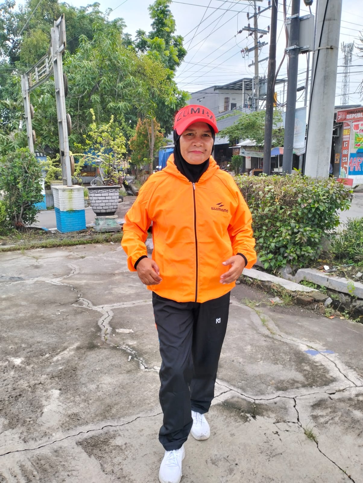 SEMANGAT: Pimpinan senam sehat bugar Ibu Rop Sumorame.