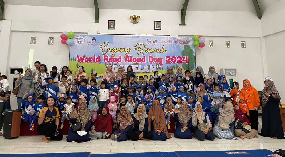 BERSEMANGAT: Foto bersama Peserta SUGENG RAWUH World Read Aloud Day (WRAD) 2024. (ANAS RADAR SIDOARJO)