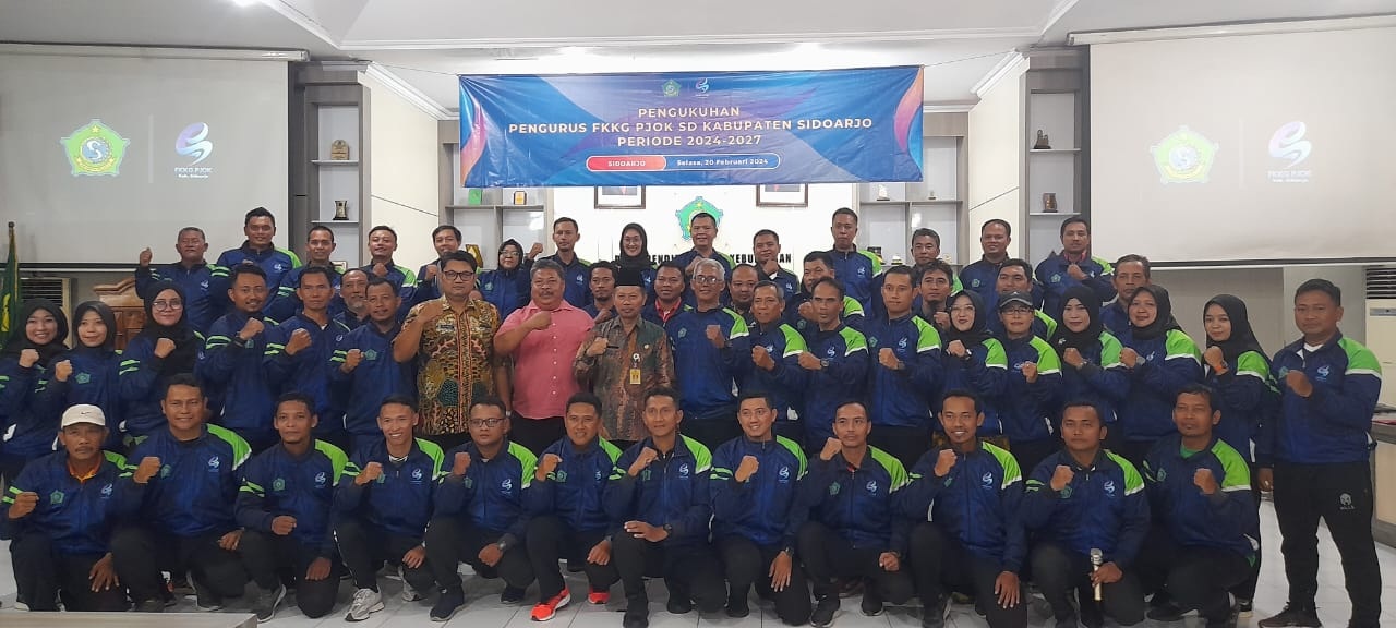 KOMPAK: Kepala Dinas Pendidikan dan Kebudayaan Sidoarjo Tirto Adi bersama pengurus FKKG PJOK Sidoarjo. (M SAIFUL ROHMAN/RADAR SIDOARJO)