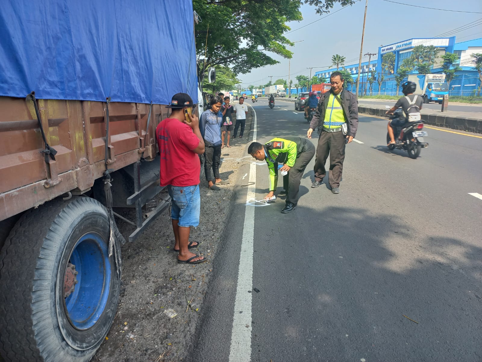 NAHAS : Polisi sedang olah TKP kecelakaan. (IST)