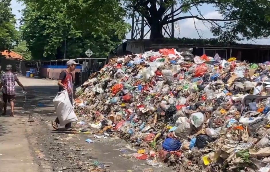 MERESAHKAN: Tumpukan sampah yang menggunung di Terminal Purabaya. (M SAIFUL ROHMAN/RADAR SIDOARJO)