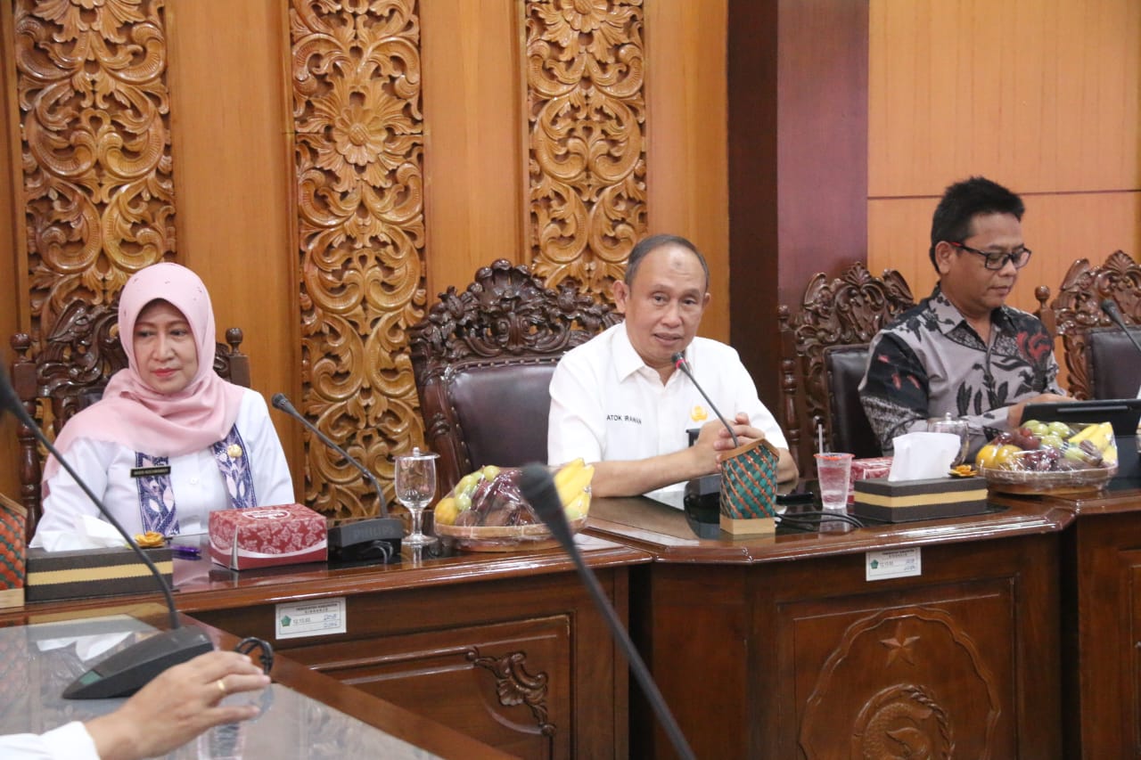 KOORDINASI: Asisten Deputi Koordinasi dan Fasilitasi Strategi Pengembangan Praktik Terbaik Kementerian PANRB Dr. Ajib Rakhmawanto diterima oleh Asisten Administrasi Umum Setda Sidoarjo dr. Atok Irawan