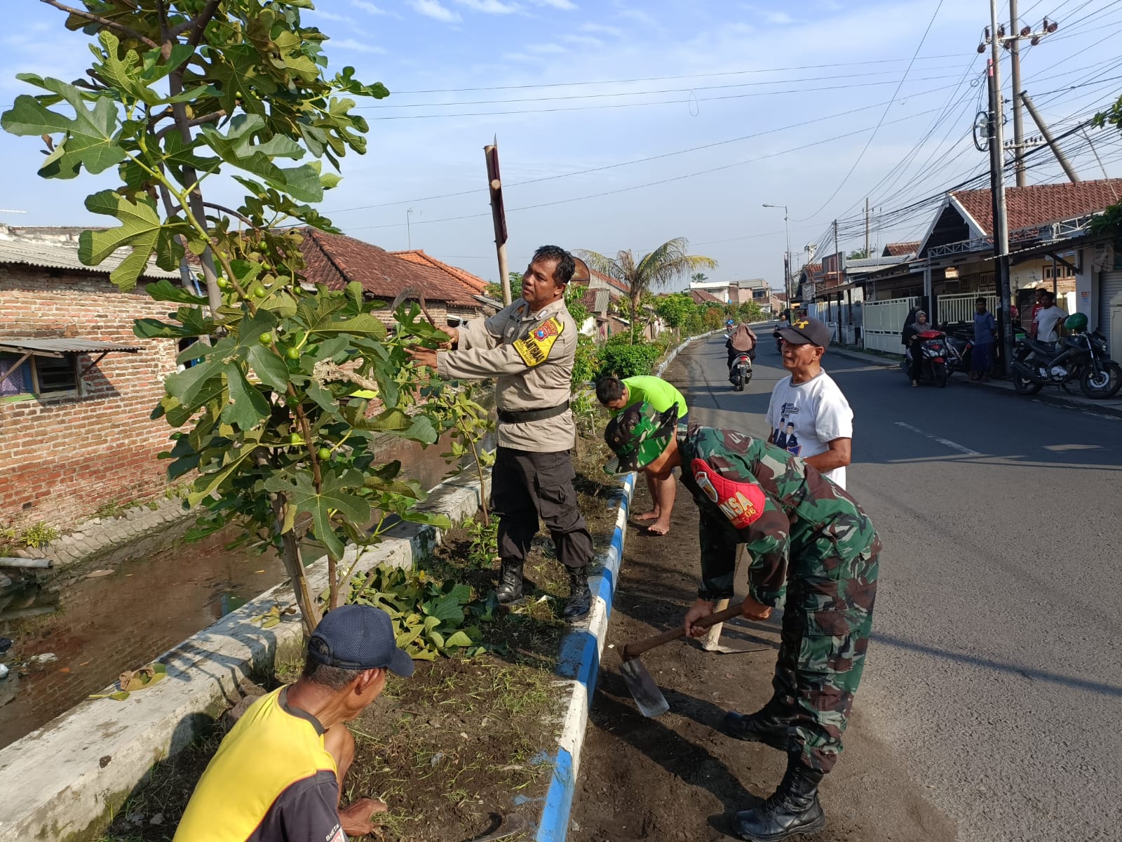 KOMPAK: Warga Desa Putat, Kecamatan Tanggulangin dibantu TNI, POLRI kerja bakti.  &nbsp;
