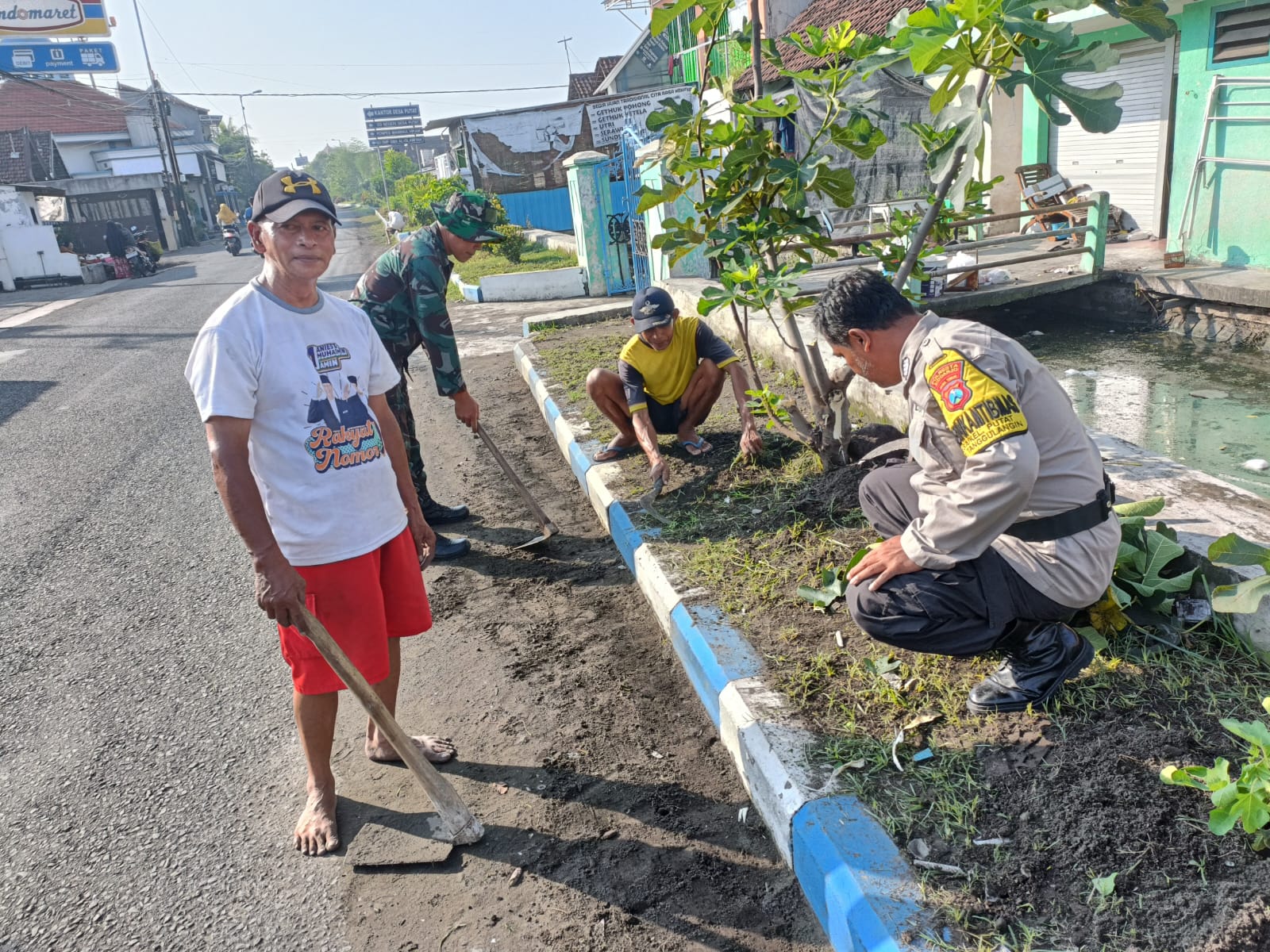 SINERGIS: Warga Desa Putat, Kecamatan Tanggulangin membersihkan rumput saat kerja bakti.  &nbsp;