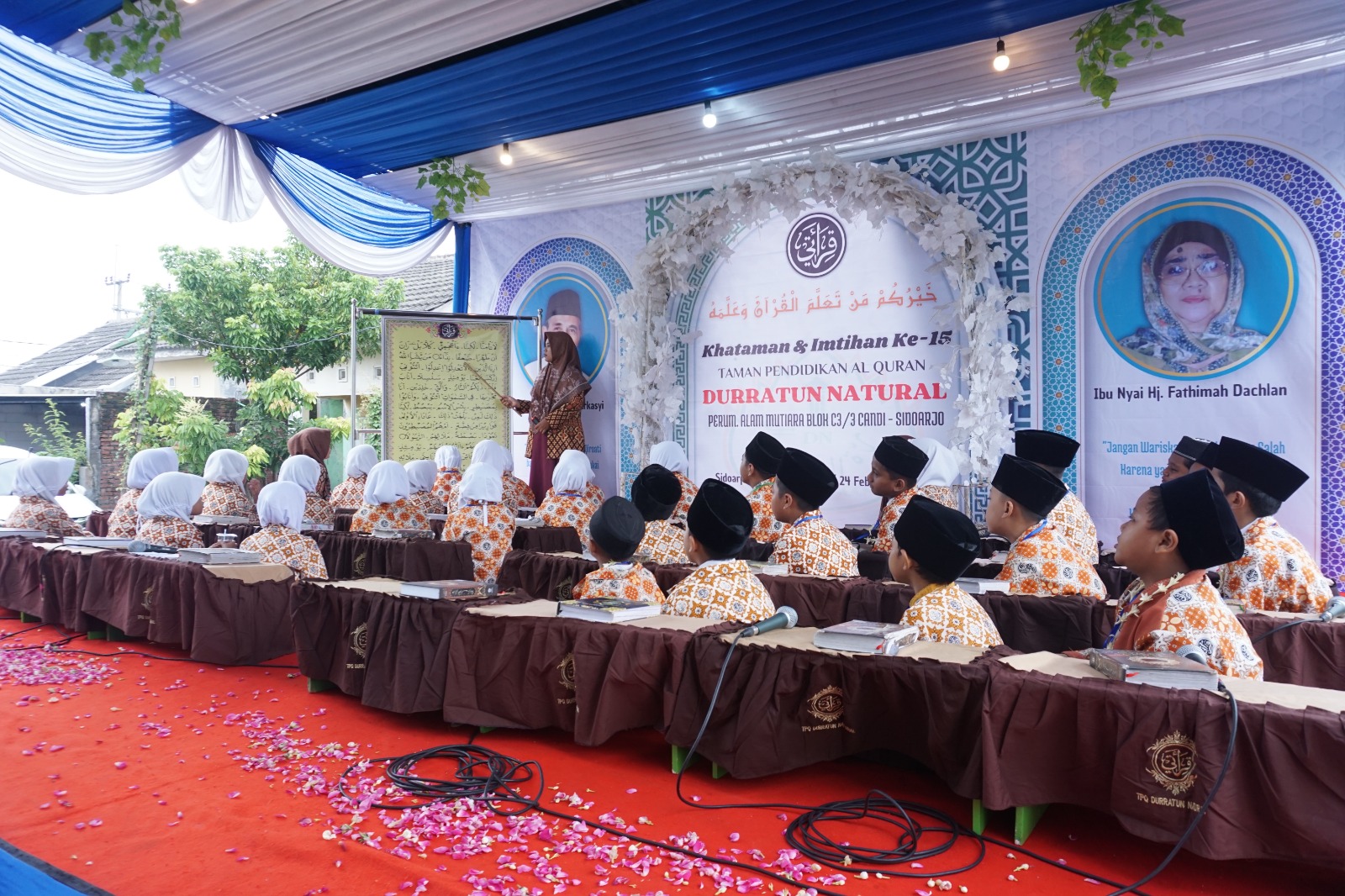KHIDMAT: Ustadah Lailatul Badriyah saat memandu prosesi Imtihan para santri TPQ Durratun Natural.