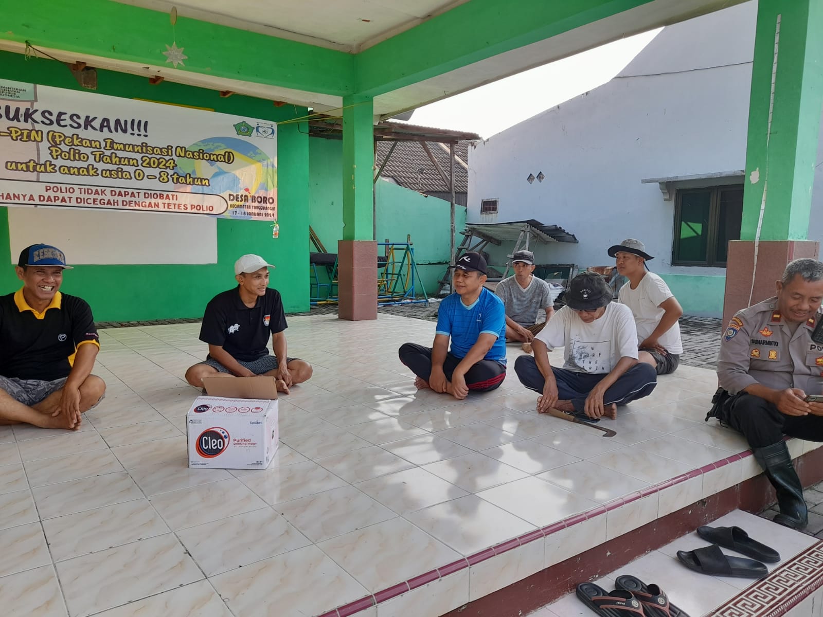 SEMANGAT: Warga Perumahan Mutiara Citra Asri Cluster Taman Apsari, RW 5, Desa Boro, Kecamatan Tanggulangin, berkumpul untuk kerja bakti.