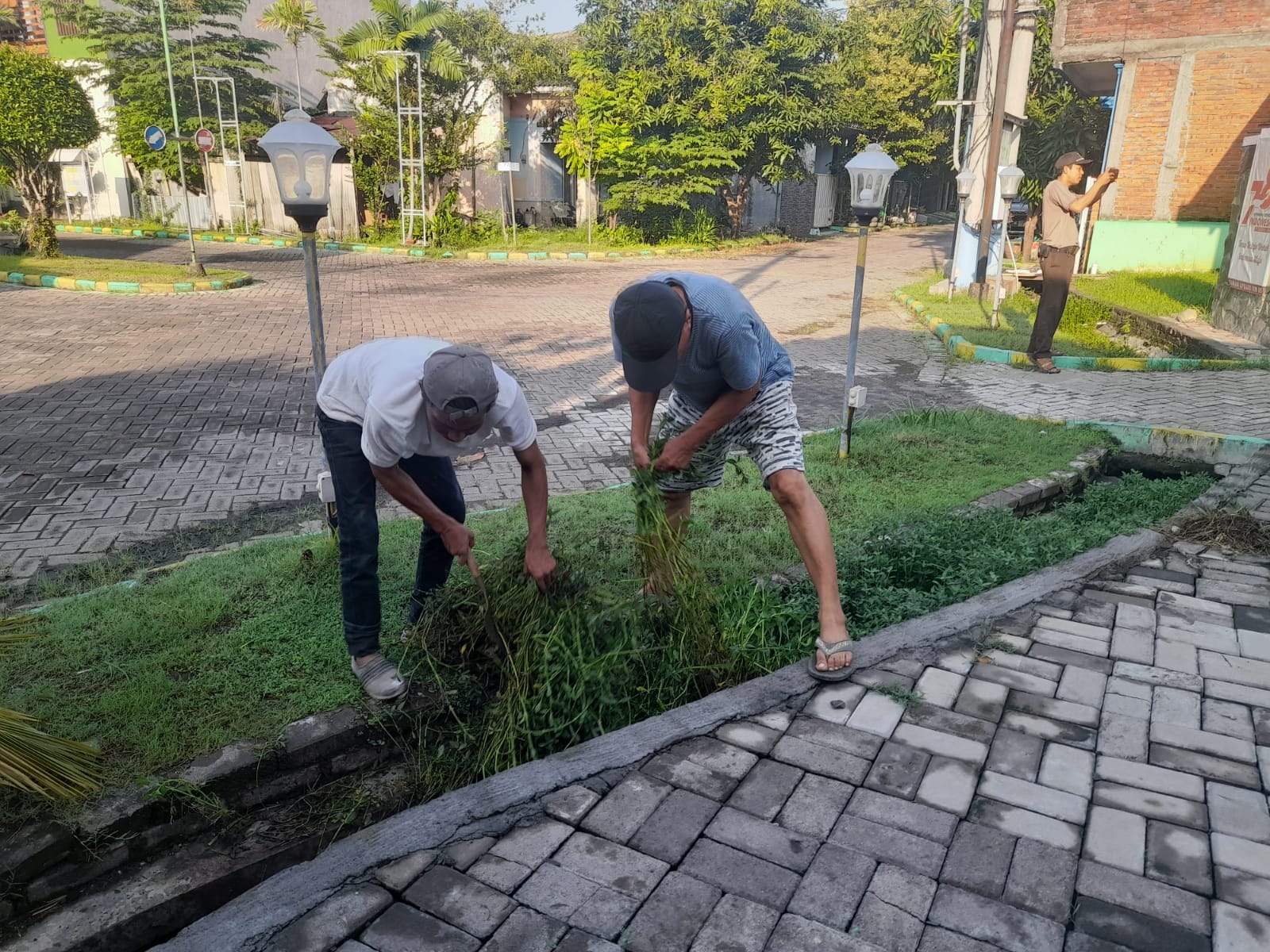 KOMPAK: Kerja bakti fokus pada pembersihan got lingkungan.