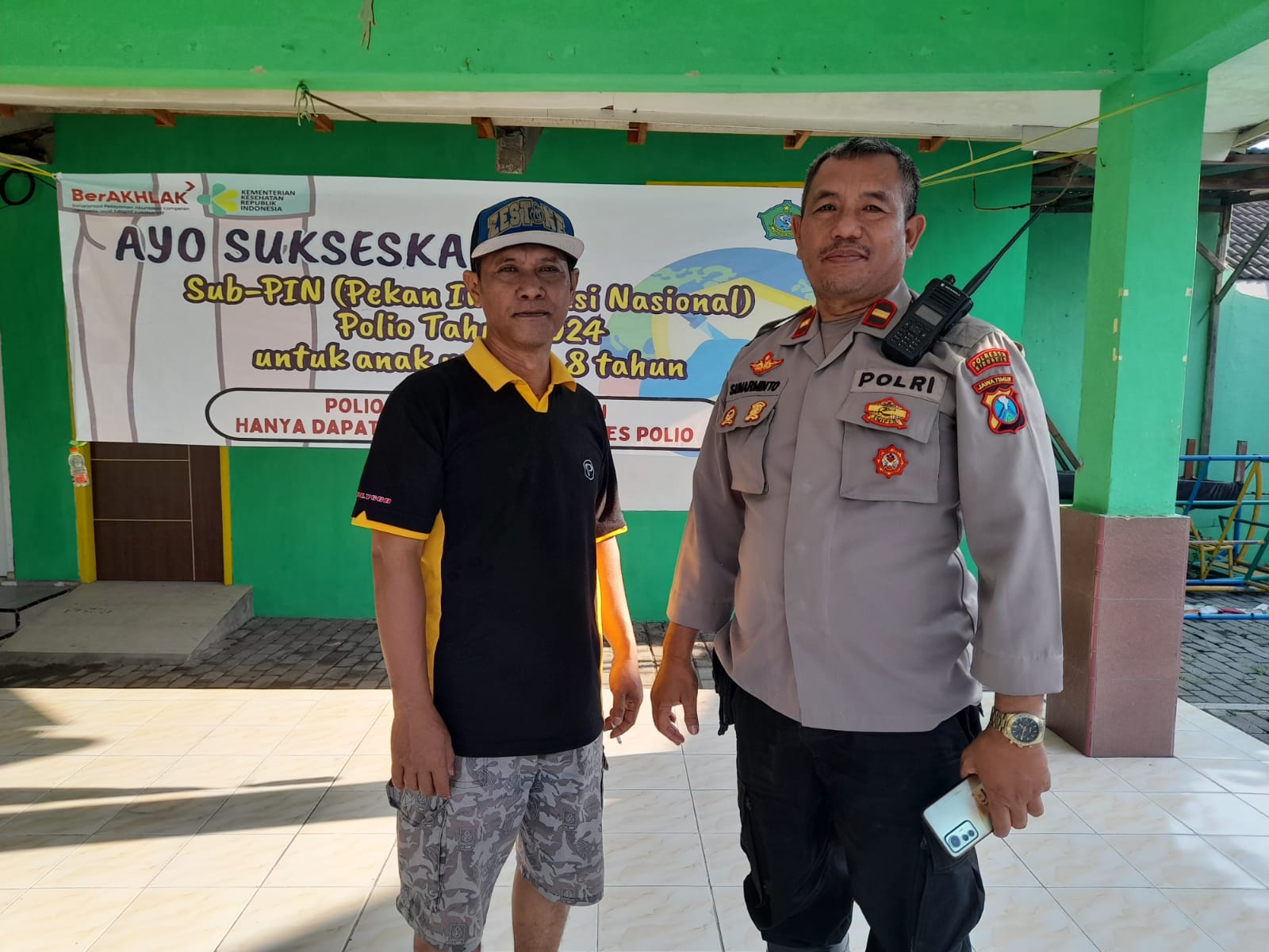 SINERGIS: Ketua RW 05, Mutiara Citra Asri,&nbsp;Budi Dharmawan bersama Kanit Binmas Polsek Tangggulangin Ipda Sunarminto.