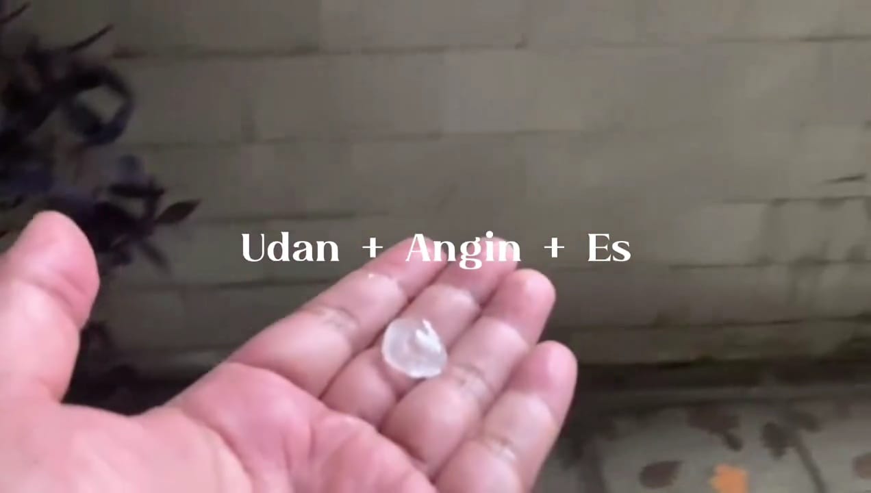 FENOMENA: Hujan es batu di Sidoarjo yang sempat difoto warga. (IST)  &nbsp;  &nbsp;