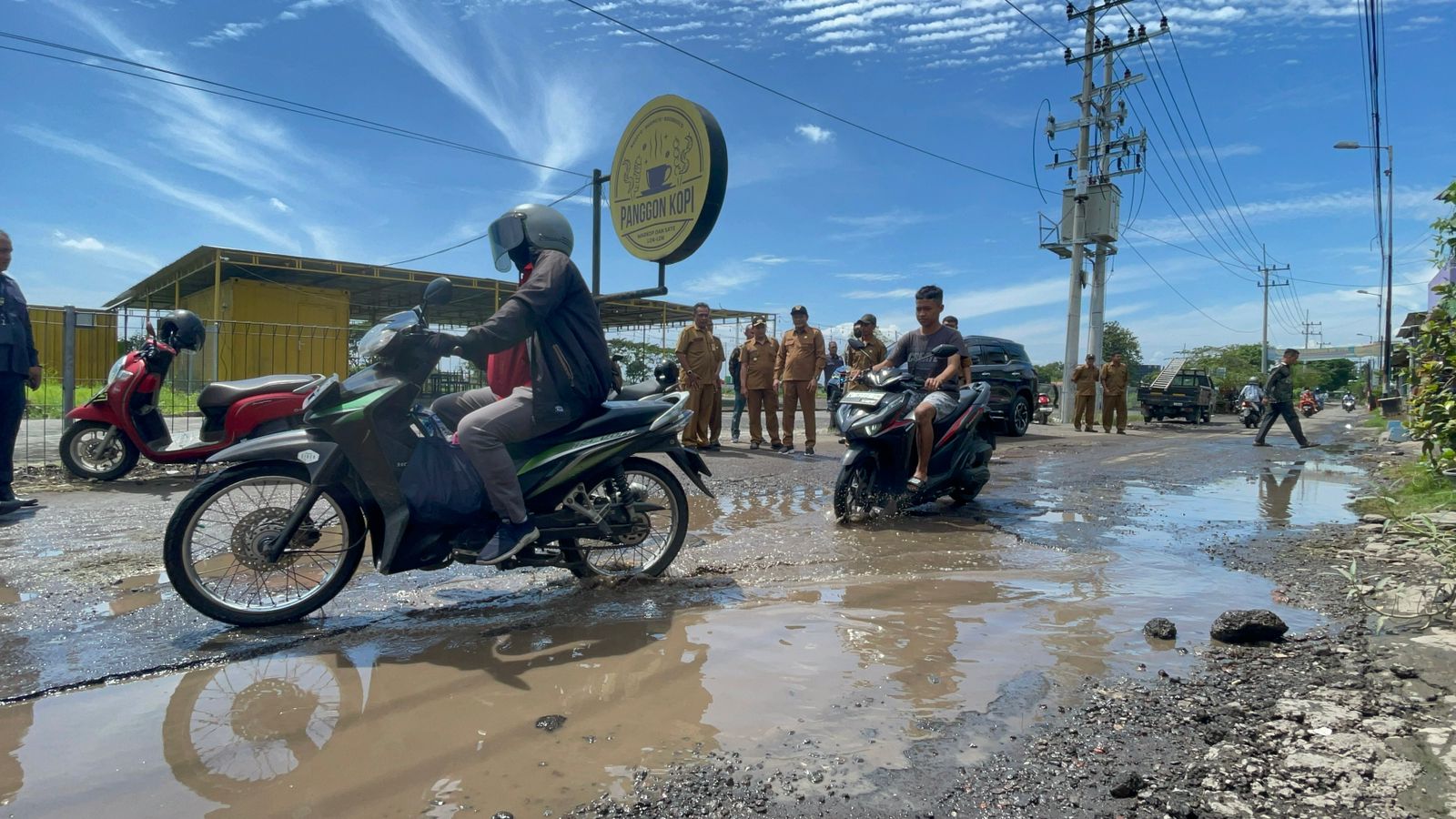 SIDAK: Jalan rusak parah di Desa Durung Banjar akan diperbaiki.